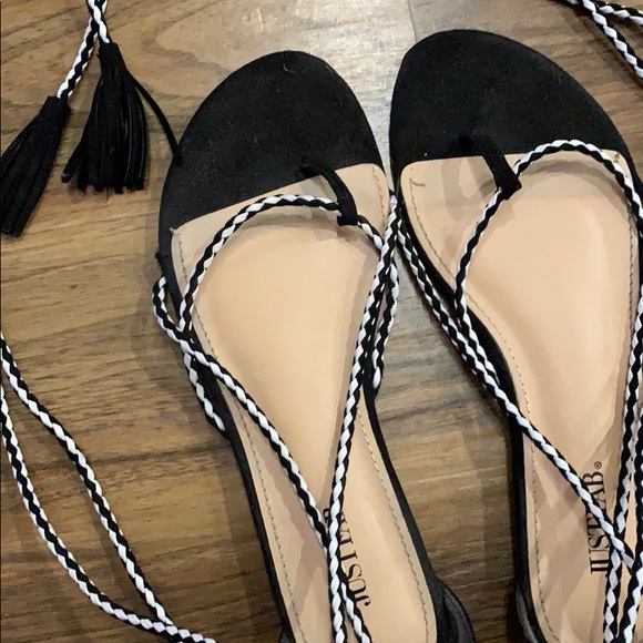 💕Black and White Lace Up Gladiator Sandals - Picture 4 of 4